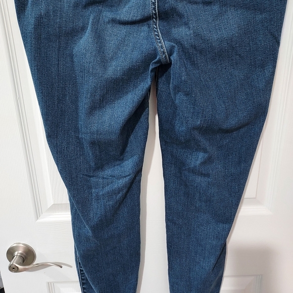 Torrid Medium Wash Sky High Skinny Super Soft High-Rise Jean in Size 18 R - Picture 6 of 11